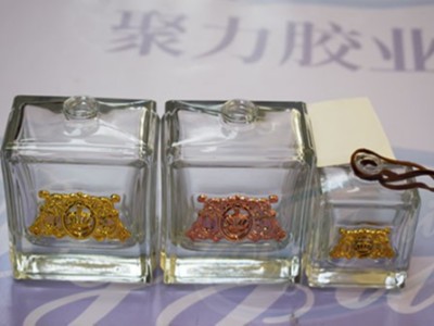 玻璃粘金屬膠水案例，聚力膠水無(wú)氣味不發(fā)白耐老化符合環(huán)保標(biāo)準(zhǔn)